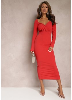 Czerwona Dopasowana Sukienka Maxi z Marszczeniem i Kopertowym Dekoltem Soleiai ze sklepu Renee odzież w kategorii Sukienki - zdjęcie 167564781