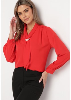 Czerwona Bluzka z Krawatem i Ozdobną Perłą Jonista ze sklepu Born2be Odzież w kategorii Bluzki damskie - zdjęcie 167617371