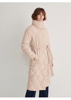 Reserved - Pikowany płaszcz z paskiem - kremowy ze sklepu Reserved w kategorii Płaszcze damskie - zdjęcie 167619921