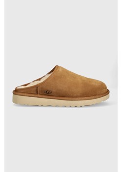 UGG kapcie zamszowe M Classic Slip-On kolor brązowy ze sklepu ANSWEAR.com w kategorii Kapcie męskie - zdjęcie 167620441