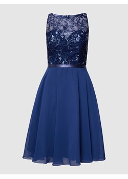 Sukienka koktajlowa z kwiatowym haftem ze sklepu Peek&Cloppenburg  w kategorii Sukienki - zdjęcie 167652611