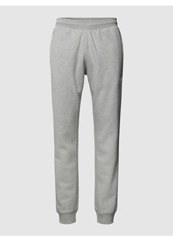 Spodnie dresowe z wyhaftowanym logo model ‘ESSENTIALS’ ze sklepu Peek&Cloppenburg  w kategorii Spodnie męskie - zdjęcie 167659492