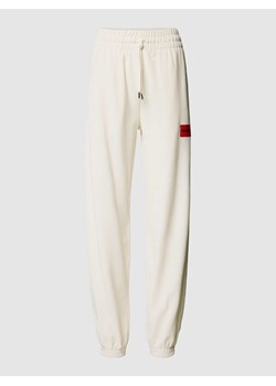 Spodnie o kroju regular fit z aksamitu z naszywką z logo ze sklepu Peek&Cloppenburg  w kategorii Spodnie damskie - zdjęcie 167668354