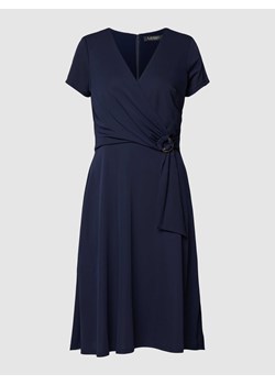 Sukienka o długości do kolan z dekoltem w serek model ‘KARLEE’ ze sklepu Peek&Cloppenburg  w kategorii Sukienki - zdjęcie 167686580