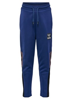 Hummel Spodnie dresowe &quot;Rane&quot; w kolorze niebieskim ze sklepu Limango Polska w kategorii Spodnie chłopięce - zdjęcie 167717023