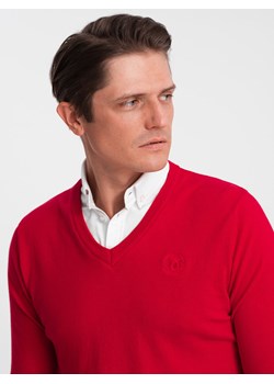 Sweter męski z dekoltem "w serek" z koszulowym kołnierzykiem - czerwony V4 OM-SWSW-0102 ze sklepu ombre w kategorii Swetry męskie - zdjęcie 167756442