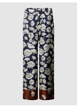 Spodnie materiałowe z jedwabiu z kwiatowym nadrukiem na całej powierzchni model ‘DIVO’ ze sklepu Peek&Cloppenburg  w kategorii Spodnie damskie - zdjęcie 167756832
