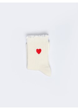 Skarpety damskie białe z czerwonym sercem wykoŅczone falbanką Harti 101 ze sklepu Big Star w kategorii Skarpetki damskie - zdjęcie 167766080