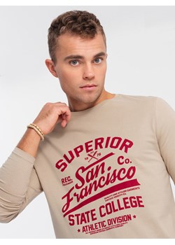 Koszulka męska z długim rękawem z nadrukiem collegowym - piaskowa V1 OM-LSPT-0116 ze sklepu ombre w kategorii T-shirty męskie - zdjęcie 167766173
