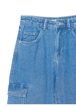 Cropp - Niebieskie jeansowe joggery cargo - niebieski ze sklepu Cropp w kategorii Jeansy damskie - zdjęcie 167773502
