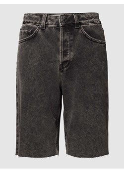 Szorty jeansowe z postrzępionymi brzegami ze sklepu Peek&Cloppenburg  w kategorii Szorty - zdjęcie 167774802