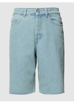 Szorty jeansowe z postrzępionymi brzegami ze sklepu Peek&Cloppenburg  w kategorii Szorty - zdjęcie 167776042