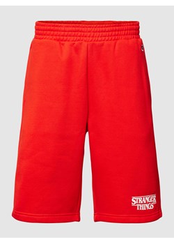 Spodnie dresowe z wyhaftowanym logo — Champion x Stranger Things ze sklepu Peek&Cloppenburg  w kategorii Spodenki męskie - zdjęcie 167776861