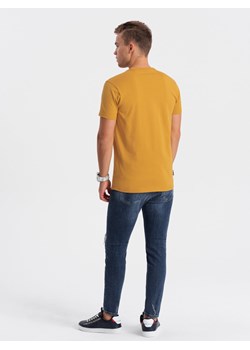T-shirt męski bawełniany z nadrukiem collegowym - musztardowy V1 OM-TSPT-0168 ze sklepu ombre w kategorii T-shirty męskie - zdjęcie 167788392