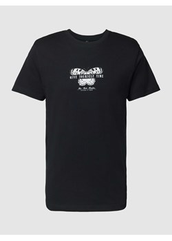 T-shirt z prążkowanym okrągłym dekoltem ze sklepu Peek&Cloppenburg  w kategorii T-shirty męskie - zdjęcie 167789863