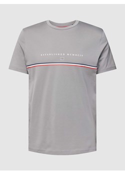 T-shirt z detalem z logo ze sklepu Peek&Cloppenburg  w kategorii T-shirty męskie - zdjęcie 167793014
