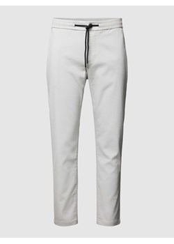 Chinosy z elastycznym pasem model ‘tapered’ ze sklepu Peek&Cloppenburg  w kategorii Spodnie męskie - zdjęcie 167811133