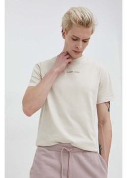 Tommy Jeans t-shirt bawełniany męski kolor beżowy z aplikacją DM0DM18266 ze sklepu ANSWEAR.com w kategorii T-shirty męskie - zdjęcie 167849104