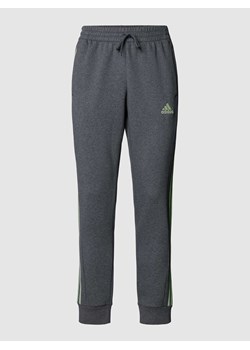 Spodnie sportowe z paskami w kontrastowym kolorze ze sklepu Peek&Cloppenburg  w kategorii Spodnie męskie - zdjęcie 167850183
