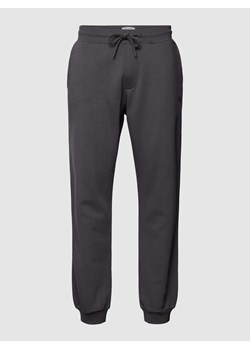 Spodnie dresowe z wpuszczanymi kieszeniami po bokach ze sklepu Peek&Cloppenburg  w kategorii Spodnie męskie - zdjęcie 167850474