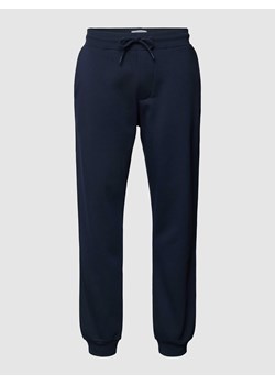 Spodnie dresowe z wpuszczanymi kieszeniami po bokach ze sklepu Peek&Cloppenburg  w kategorii Spodnie męskie - zdjęcie 167851571
