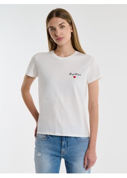 Koszulka damska bawełniana z niewielkim nadrukiem na piersi biała Benetta 100 ze sklepu Big Star w kategorii Bluzki damskie - zdjęcie 167868013
