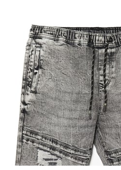 Cropp - Szare jeansowe joggery z przetarciami - jasny szary ze sklepu Cropp w kategorii Jeansy męskie - zdjęcie 167883301