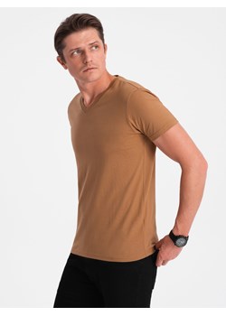 Klasyczna męska bawełniana koszulka z dekoltem w serek BASIC - ciepło-brązową V8 OM-TSBS-0145 ze sklepu ombre w kategorii T-shirty męskie - zdjęcie 167890141
