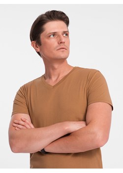 Klasyczna męska bawełniana koszulka z dekoltem w serek BASIC – brązowa V8 OM-TSBS-0145 ze sklepu ombre w kategorii T-shirty męskie - zdjęcie 167890144