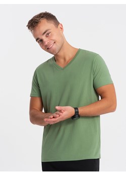 Bawełniana klasyczna męska koszulka z dekoltem w serek BASIC - zielona V10 OM-TSBS-0145 ze sklepu ombre w kategorii T-shirty męskie - zdjęcie 167890152