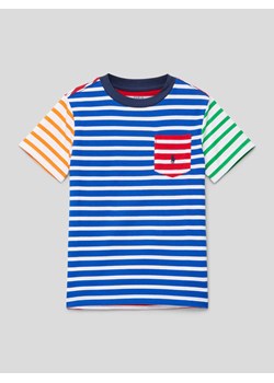 T-shirt ze wzorem w paski i wyhaftowanymi logo ze sklepu Peek&Cloppenburg  w kategorii T-shirty chłopięce - zdjęcie 167931663