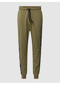 Spodnie dresowe z bawełny z lampasami model ‘Sporty’ ze sklepu Peek&Cloppenburg  w kategorii Spodnie męskie - zdjęcie 167950261