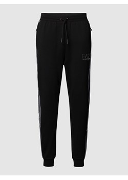 Spodnie dresowe z detalem z logo i paskami w kontrastowym kolorze ze sklepu Peek&Cloppenburg  w kategorii Spodnie męskie - zdjęcie 168087711