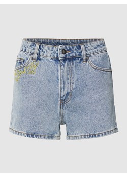 Szorty jeansowe z wyhaftowanym motywem model ‘NYC LOVER’ ze sklepu Peek&Cloppenburg  w kategorii Szorty - zdjęcie 168090810