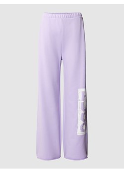 Spodnie dresowe z detalem z logo model ‘NASUEDE’ ze sklepu Peek&Cloppenburg  w kategorii Spodnie damskie - zdjęcie 168097991