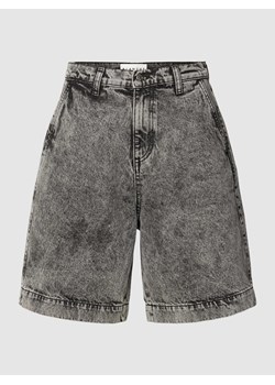 Szorty jeansowe z naszywką z logo ze sklepu Peek&Cloppenburg  w kategorii Szorty - zdjęcie 168103234