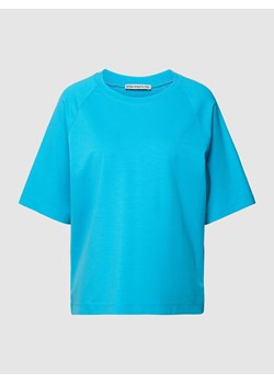 T-shirt z prążkowanym,okrągłym dekoltem model ‘FIENE’ ze sklepu Peek&Cloppenburg  w kategorii Bluzki damskie - zdjęcie 168107341