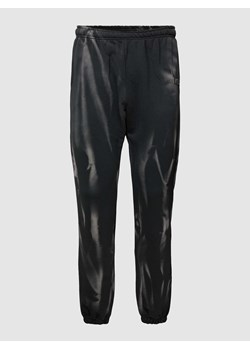 Spodnie dresowe z efektem batikowania model ‘Max Washed Loose Jogger’ ze sklepu Peek&Cloppenburg  w kategorii Spodnie męskie - zdjęcie 168110781