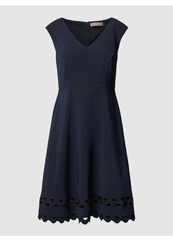 Sukienka koktajlowa z ażurowym wzorem ze sklepu Peek&Cloppenburg  w kategorii Sukienki - zdjęcie 168114993