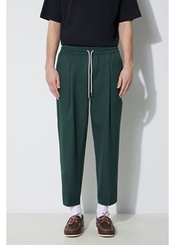 Drôle de Monsieur spodnie z domieszką wełny Le Pantalon Cropped kolor zielony proste D-BP154-PL127-FGN ze sklepu PRM w kategorii Spodnie męskie - zdjęcie 168126391
