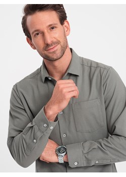 Męska koszula z kieszenią REGULAR FIT - khaki V4 OM-SHCS-0148 ze sklepu ombre w kategorii Koszule męskie - zdjęcie 168127233
