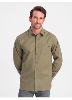 Bawełniana męska koszula z kieszenią REGULAR FIT - oliwkowa V2 OM-SHCS-0147 ze sklepu ombre w kategorii Koszule męskie - zdjęcie 168127272