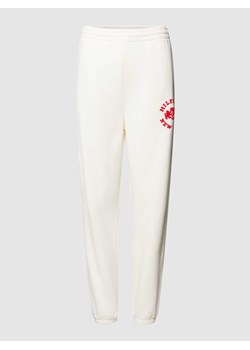 Spodnie dresowe z detalem z logo model ‘VARSITY FLOCK’ ze sklepu Peek&Cloppenburg  w kategorii Spodnie damskie - zdjęcie 168133423