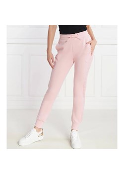 GUESS ACTIVE Spodnie dresowe | Regular Fit ze sklepu Gomez Fashion Store w kategorii Spodnie damskie - zdjęcie 168136692
