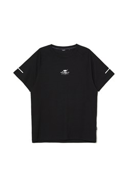 Cropp - Czarny T-shirt z odblaskowymi nadrukami - czarny ze sklepu Cropp w kategorii T-shirty męskie - zdjęcie 168138031