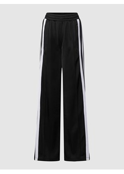Spodnie dresowe z paskami w kontrastowym kolorze ze sklepu Peek&Cloppenburg  w kategorii Spodnie damskie - zdjęcie 168147423