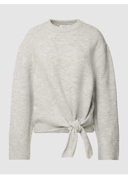 Sweter z dzianiny z wiązanym detalem model ‘Franka’ ze sklepu Peek&Cloppenburg  w kategorii Swetry damskie - zdjęcie 168147670