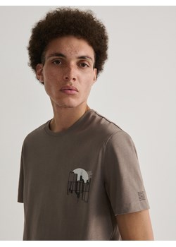 Reserved - T-shirt regular fit z nadrukiem - brązowy ze sklepu Reserved w kategorii T-shirty męskie - zdjęcie 168174204