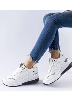 Białe pikowane sneakersy na koturnie Pisignano ze sklepu gemre w kategorii Buty sportowe damskie - zdjęcie 168188070