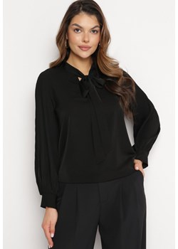 Czarna Bluzka z Trójkątnym Dekoltem i Wiązaniem wokół Szyi Flovena ze sklepu Born2be Odzież w kategorii Bluzki damskie - zdjęcie 168208842